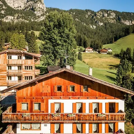 Casa Nives Hotel La Villa (Trentino Alto Adige)